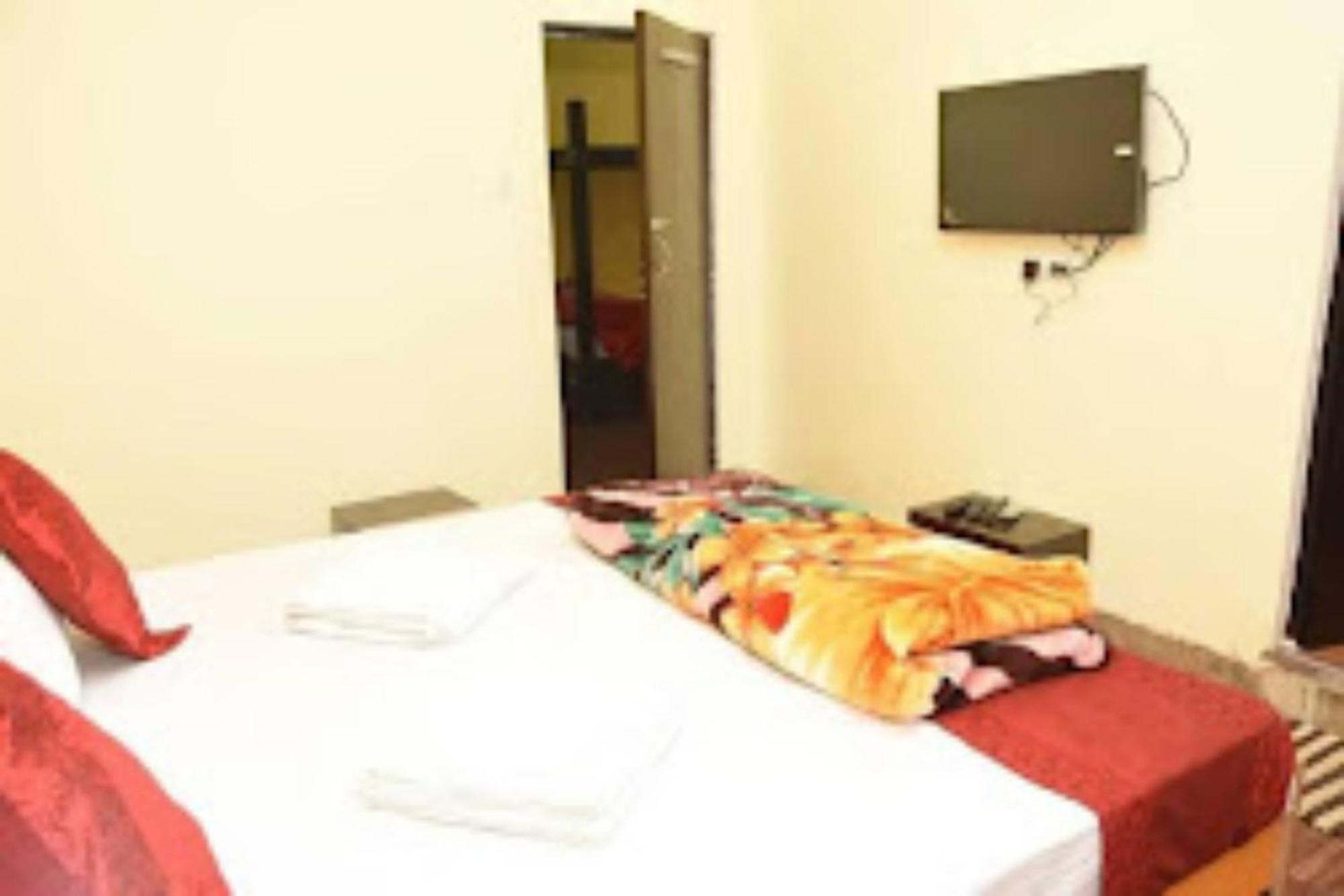Goroomgo Varanasi Paradise Varanasi - Parking & Restaurant Available - Perfect Location And Comfortable Room エクステリア 写真
