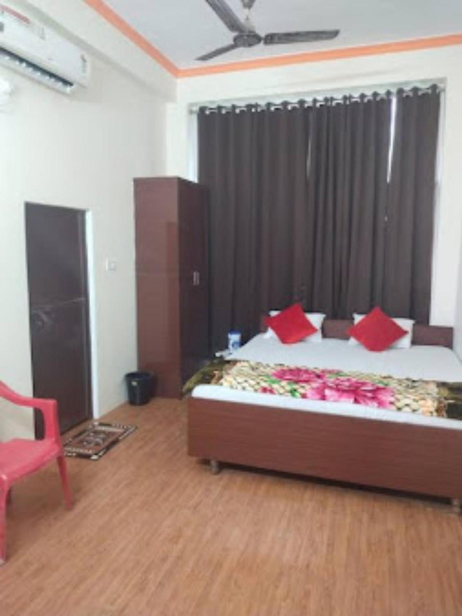 Goroomgo Varanasi Paradise Varanasi - Parking & Restaurant Available - Perfect Location And Comfortable Room エクステリア 写真