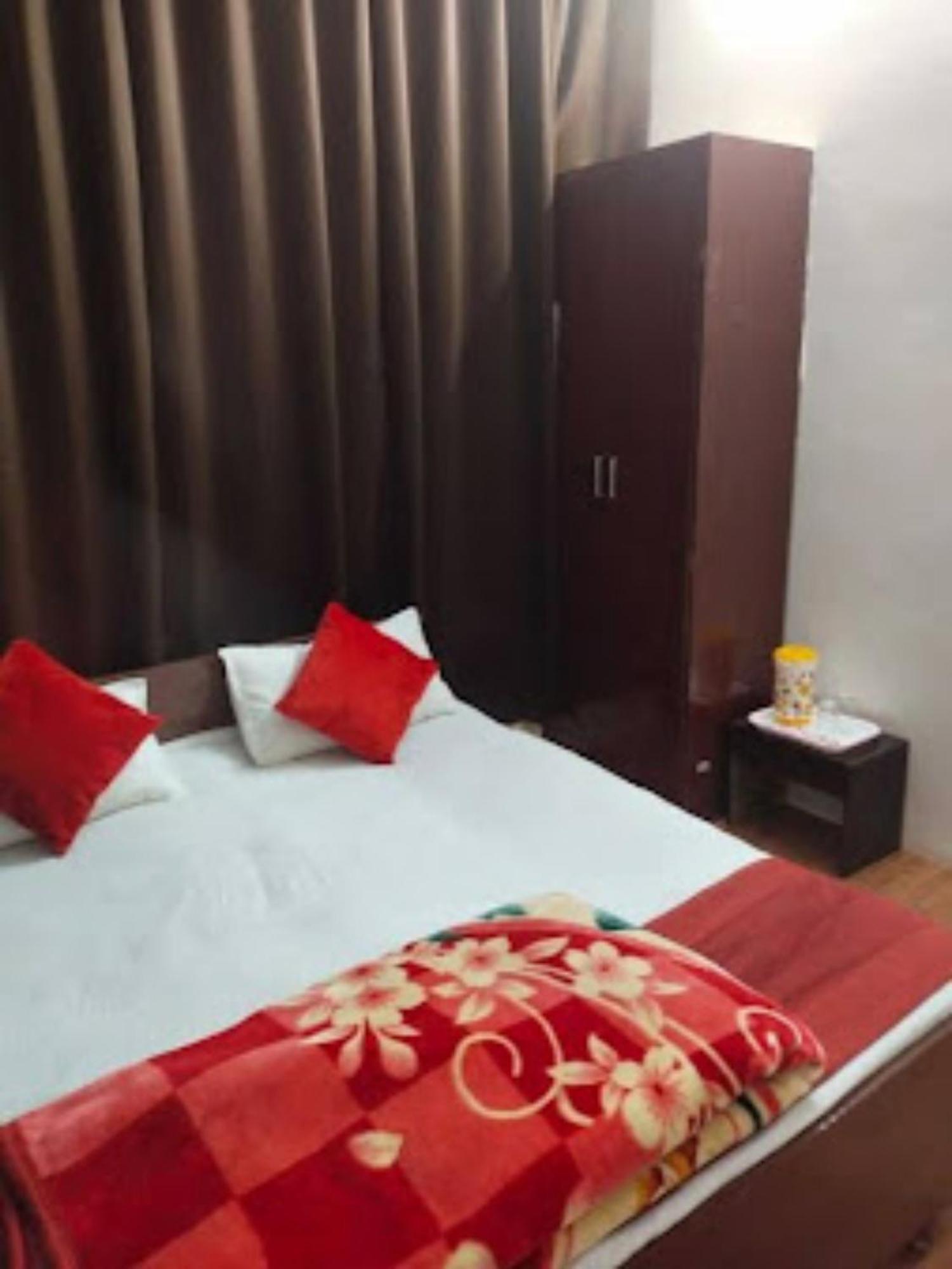 Goroomgo Varanasi Paradise Varanasi - Parking & Restaurant Available - Perfect Location And Comfortable Room エクステリア 写真