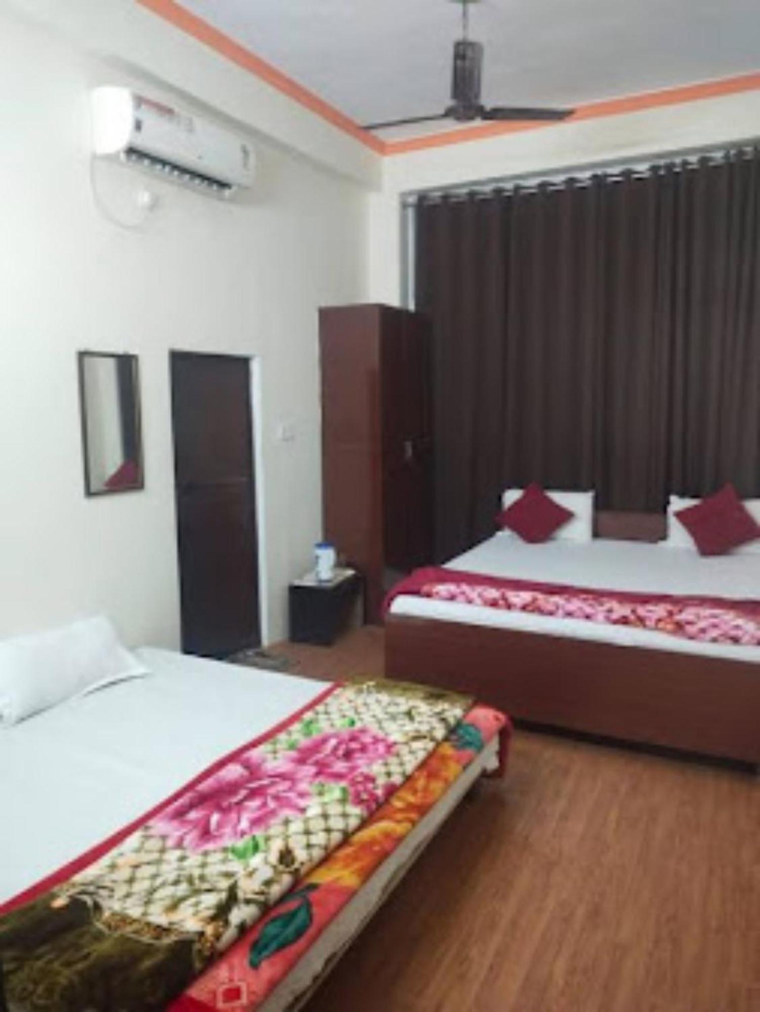 Goroomgo Varanasi Paradise Varanasi - Parking & Restaurant Available - Perfect Location And Comfortable Room エクステリア 写真