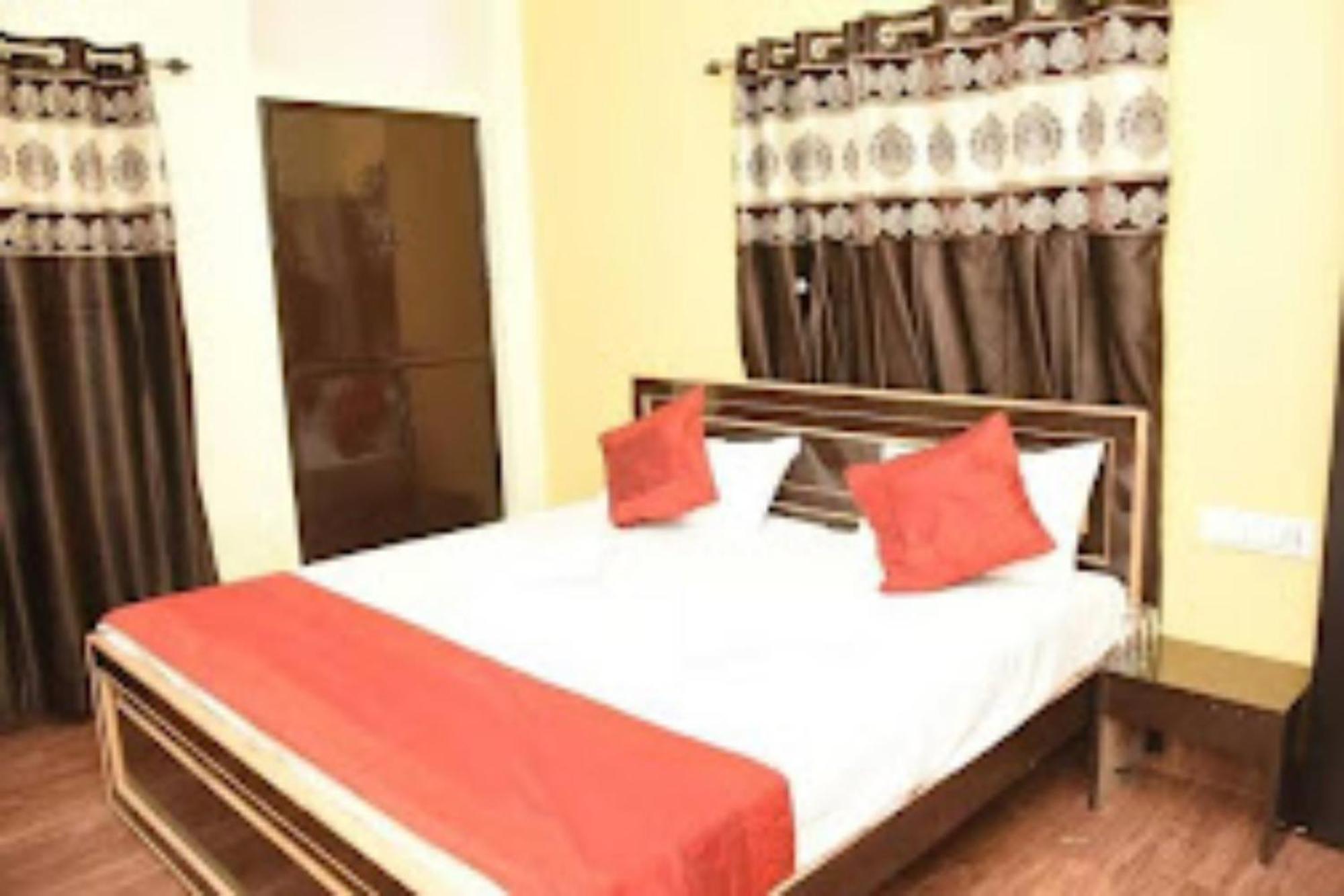 Goroomgo Varanasi Paradise Varanasi - Parking & Restaurant Available - Perfect Location And Comfortable Room エクステリア 写真