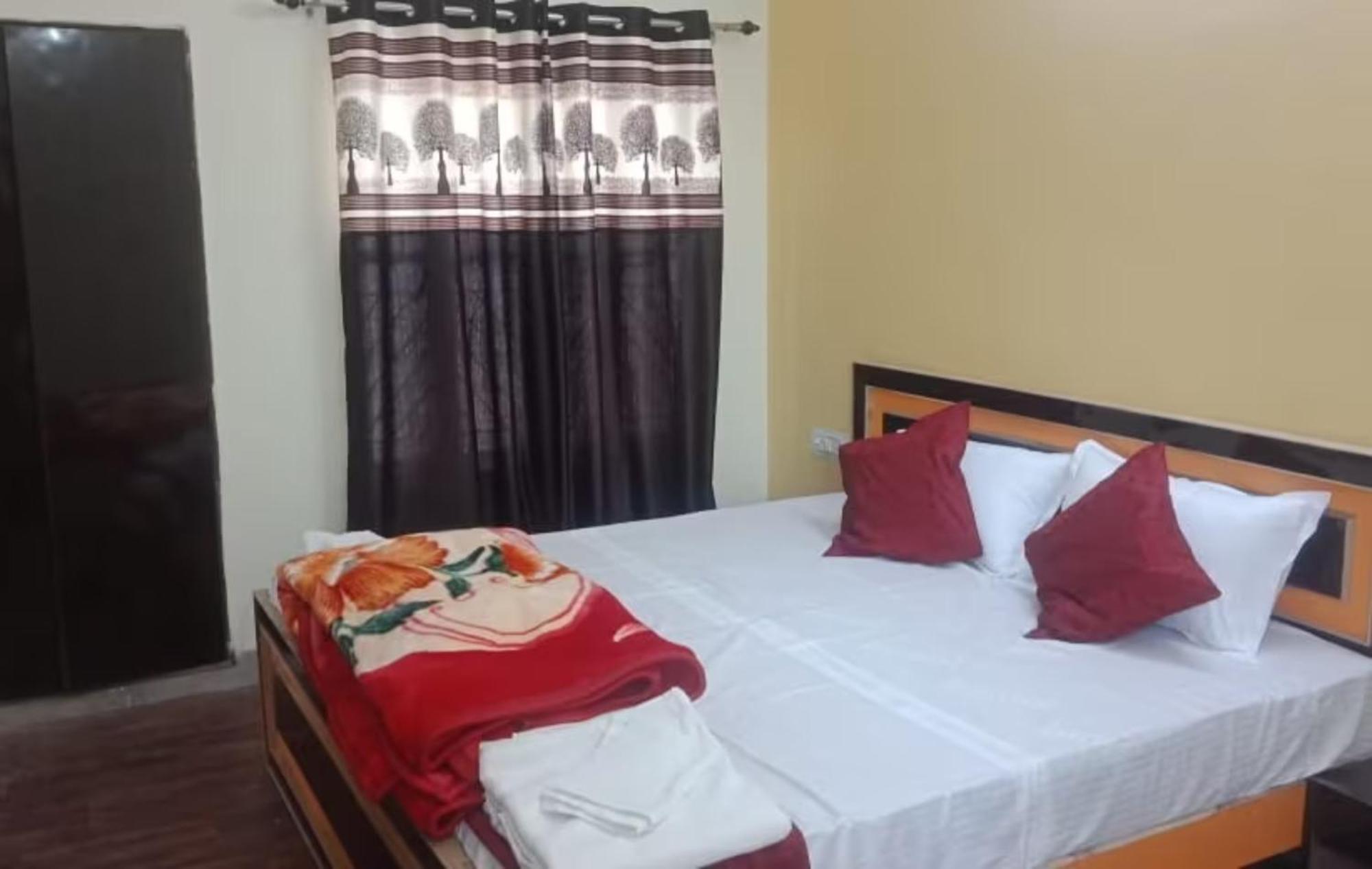 Goroomgo Varanasi Paradise Varanasi - Parking & Restaurant Available - Perfect Location And Comfortable Room エクステリア 写真