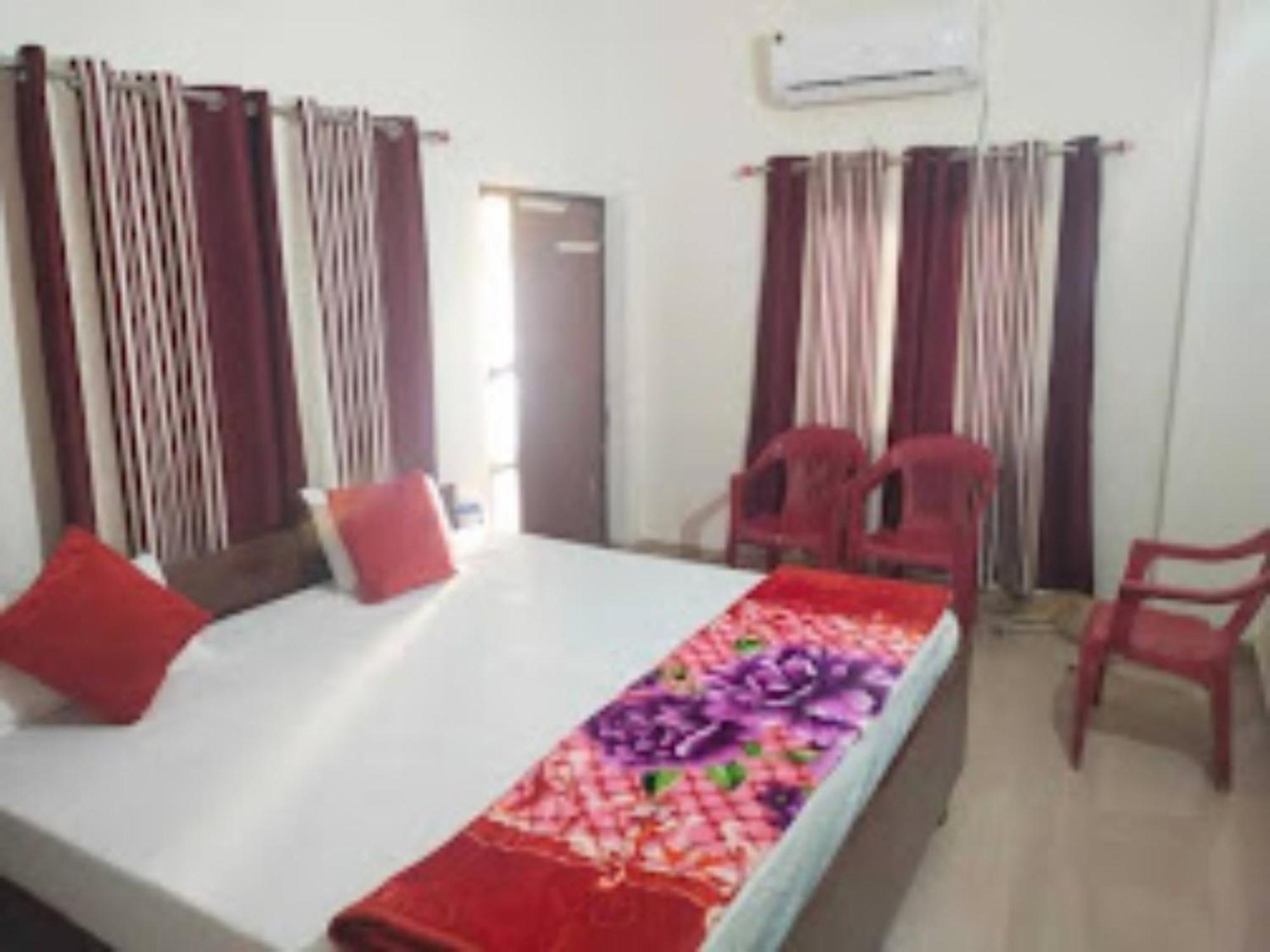Goroomgo Varanasi Paradise Varanasi - Parking & Restaurant Available - Perfect Location And Comfortable Room エクステリア 写真
