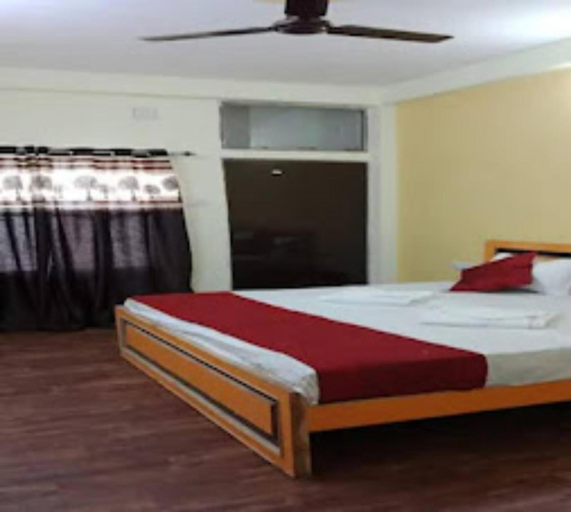 Goroomgo Varanasi Paradise Varanasi - Parking & Restaurant Available - Perfect Location And Comfortable Room エクステリア 写真