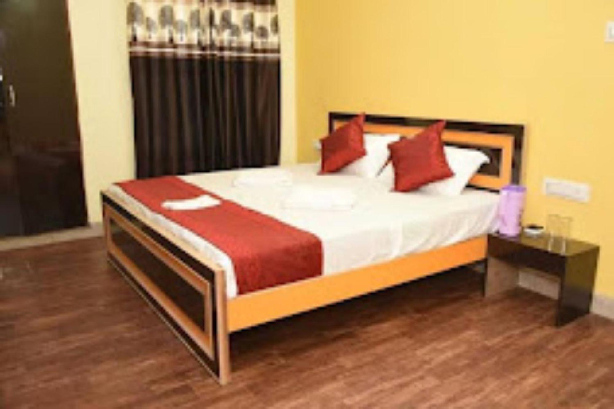 Goroomgo Varanasi Paradise Varanasi - Parking & Restaurant Available - Perfect Location And Comfortable Room エクステリア 写真