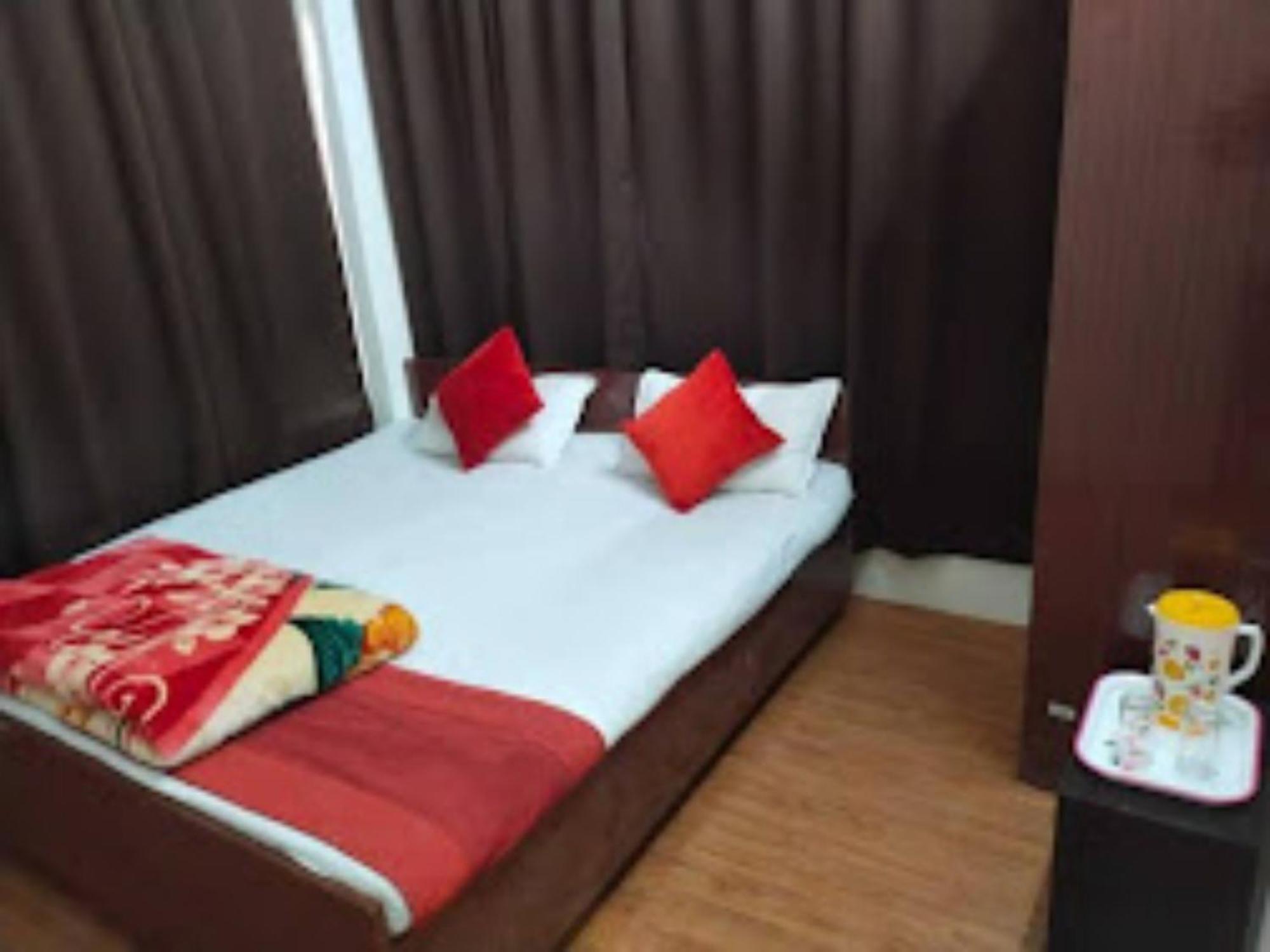 Goroomgo Varanasi Paradise Varanasi - Parking & Restaurant Available - Perfect Location And Comfortable Room エクステリア 写真