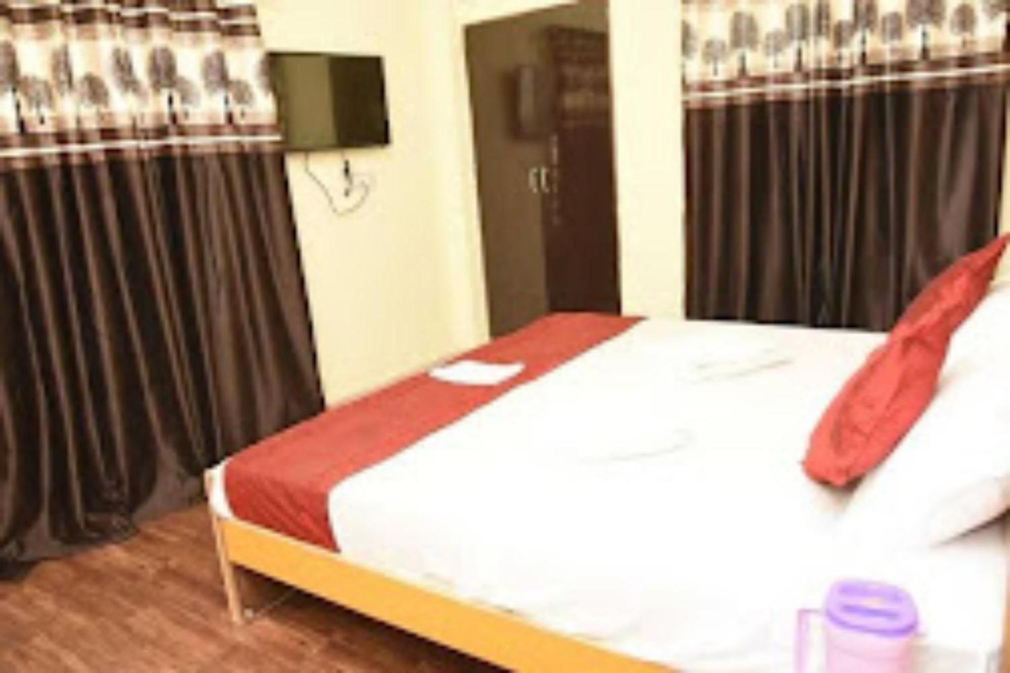Goroomgo Varanasi Paradise Varanasi - Parking & Restaurant Available - Perfect Location And Comfortable Room エクステリア 写真