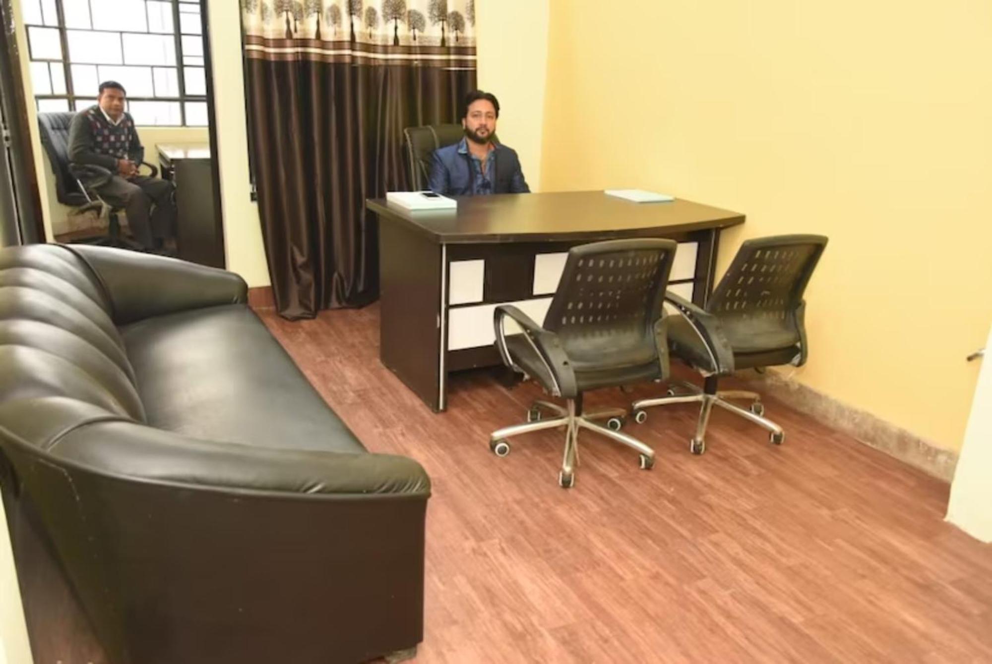 Goroomgo Varanasi Paradise Varanasi - Parking & Restaurant Available - Perfect Location And Comfortable Room エクステリア 写真