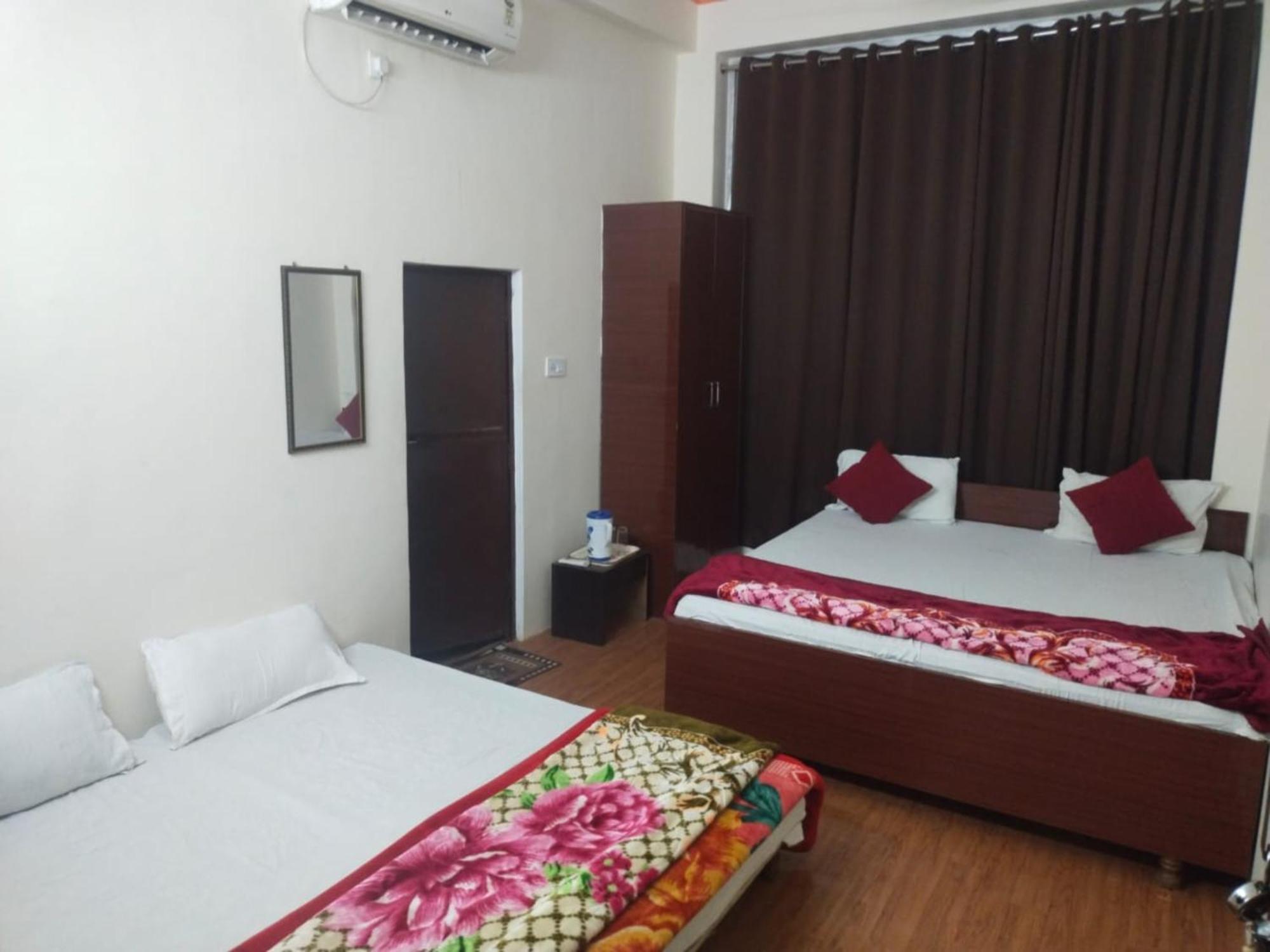 Goroomgo Varanasi Paradise Varanasi - Parking & Restaurant Available - Perfect Location And Comfortable Room エクステリア 写真