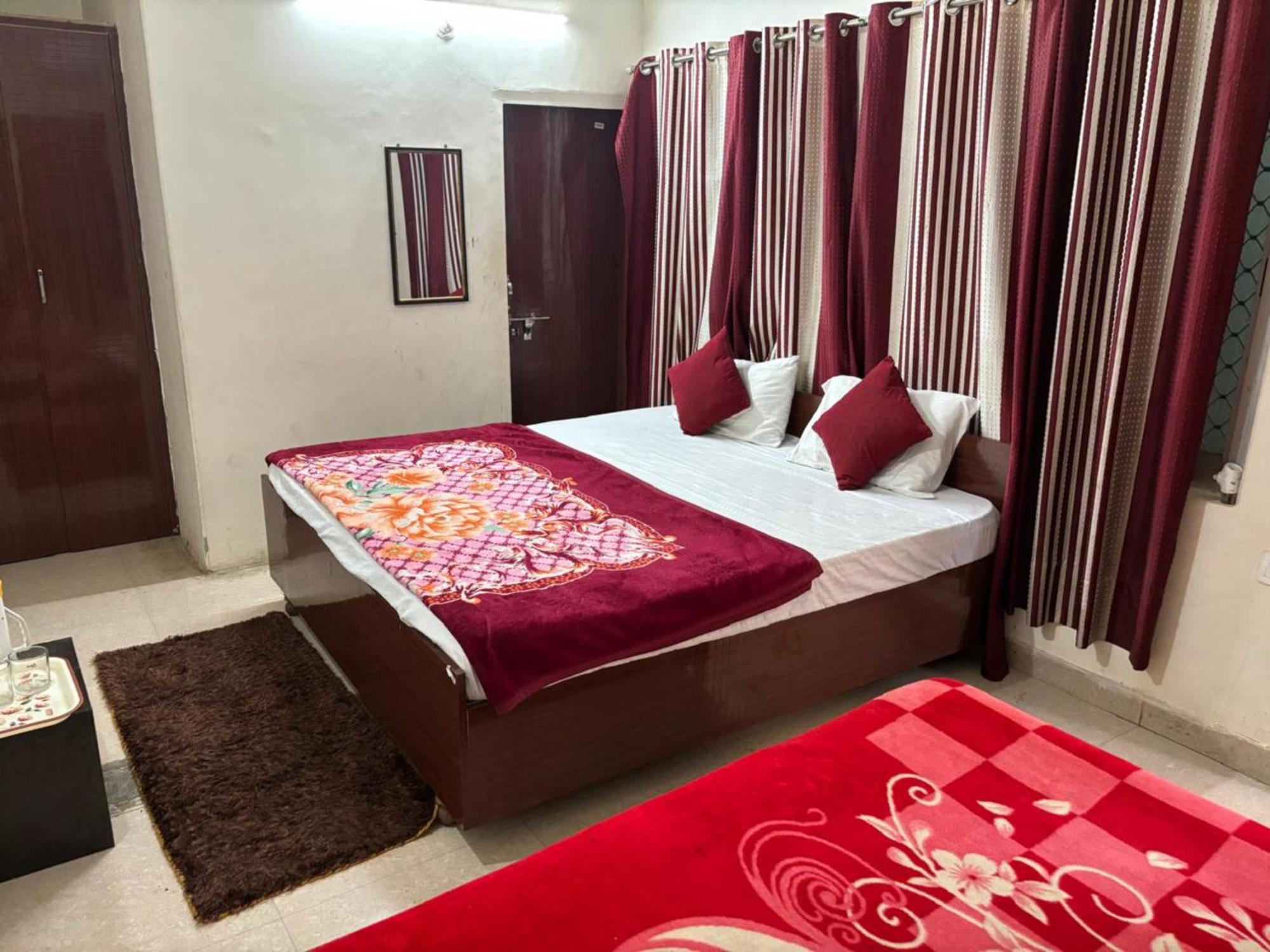 Goroomgo Varanasi Paradise Varanasi - Parking & Restaurant Available - Perfect Location And Comfortable Room エクステリア 写真