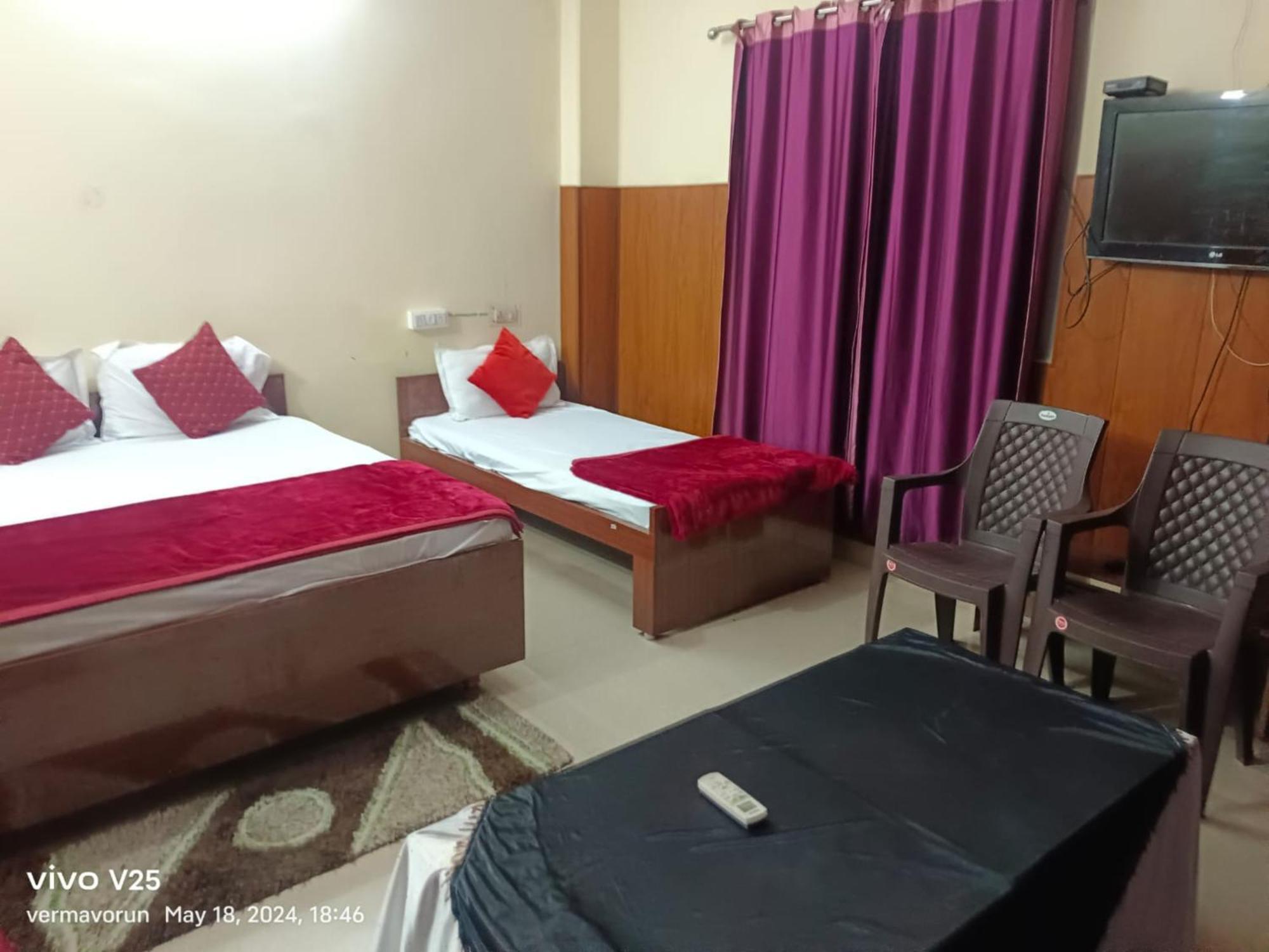 Goroomgo Varanasi Paradise Varanasi - Parking & Restaurant Available - Perfect Location And Comfortable Room エクステリア 写真