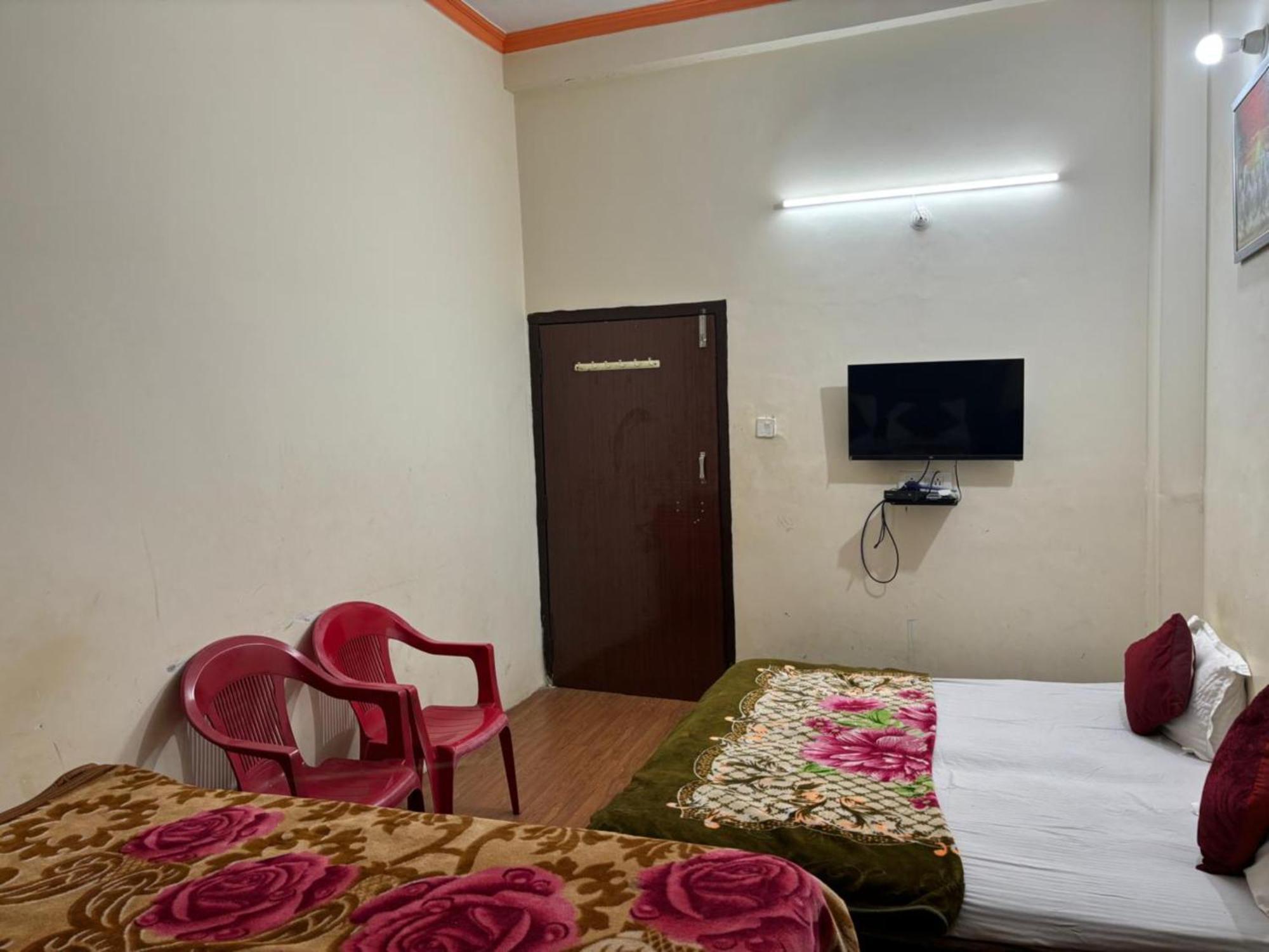 Goroomgo Varanasi Paradise Varanasi - Parking & Restaurant Available - Perfect Location And Comfortable Room エクステリア 写真