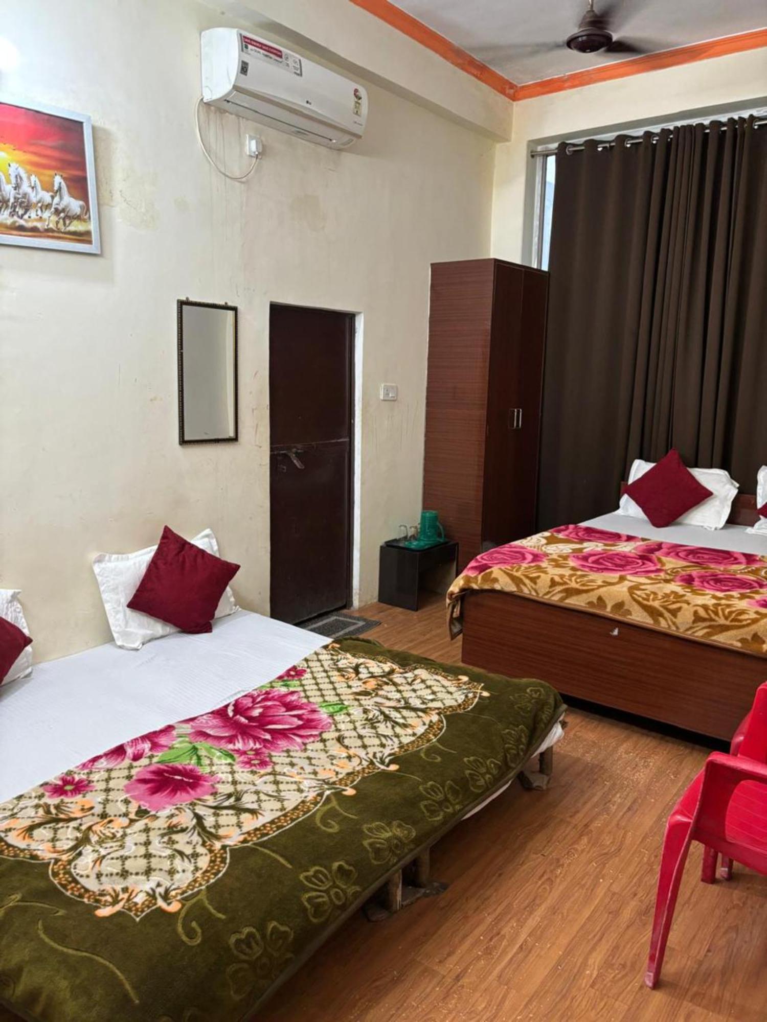 Goroomgo Varanasi Paradise Varanasi - Parking & Restaurant Available - Perfect Location And Comfortable Room エクステリア 写真