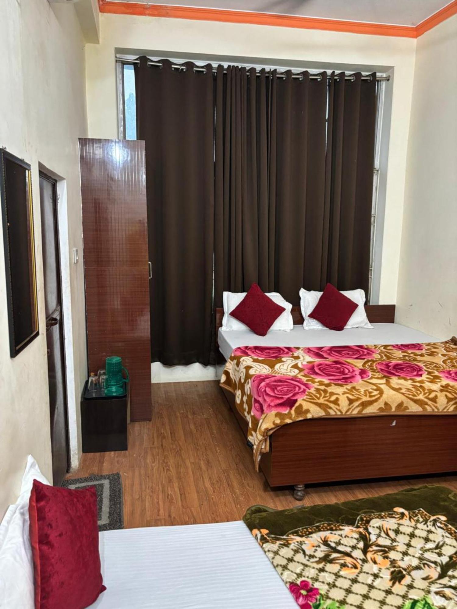 Goroomgo Varanasi Paradise Varanasi - Parking & Restaurant Available - Perfect Location And Comfortable Room エクステリア 写真