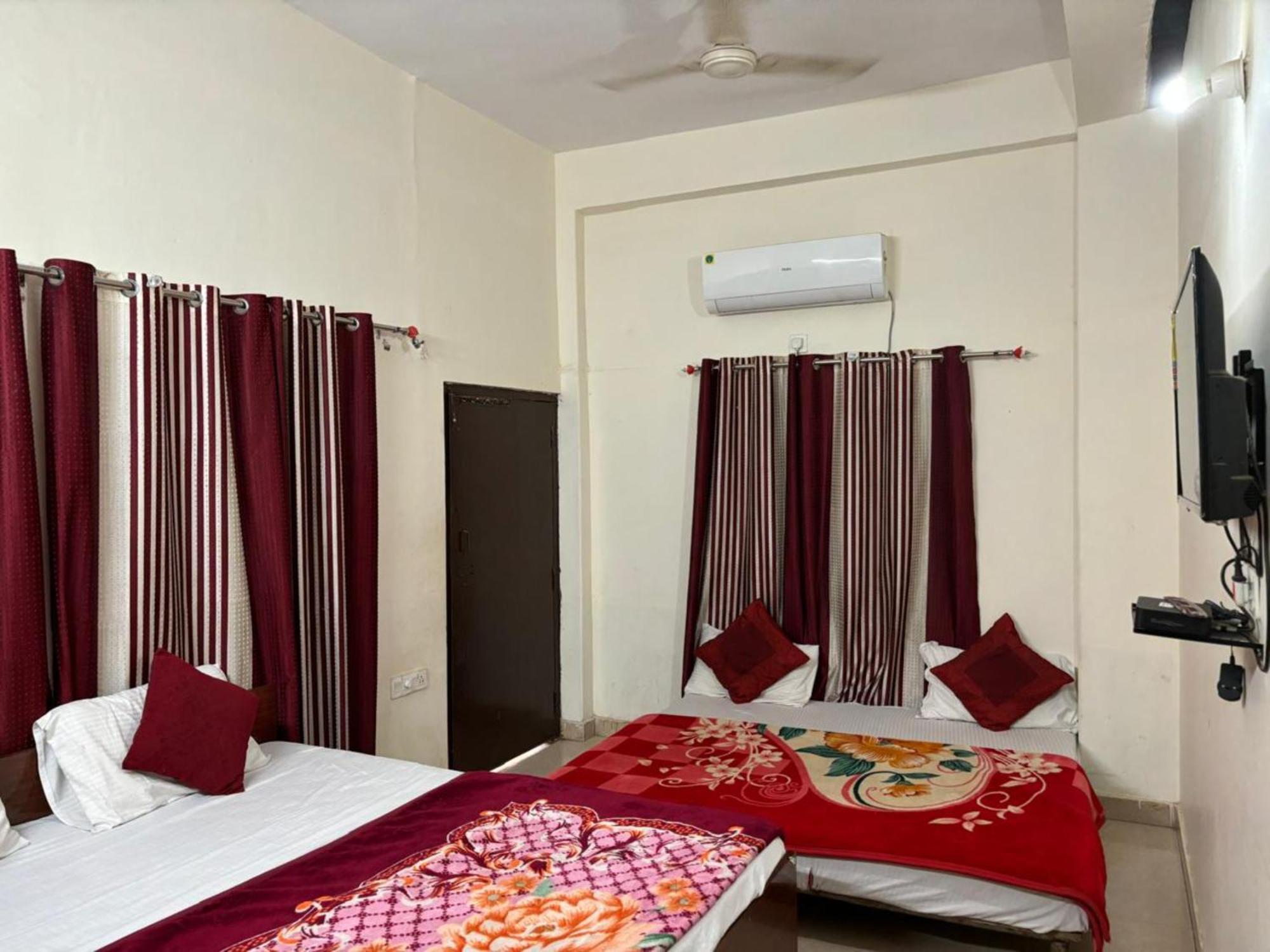 Goroomgo Varanasi Paradise Varanasi - Parking & Restaurant Available - Perfect Location And Comfortable Room エクステリア 写真