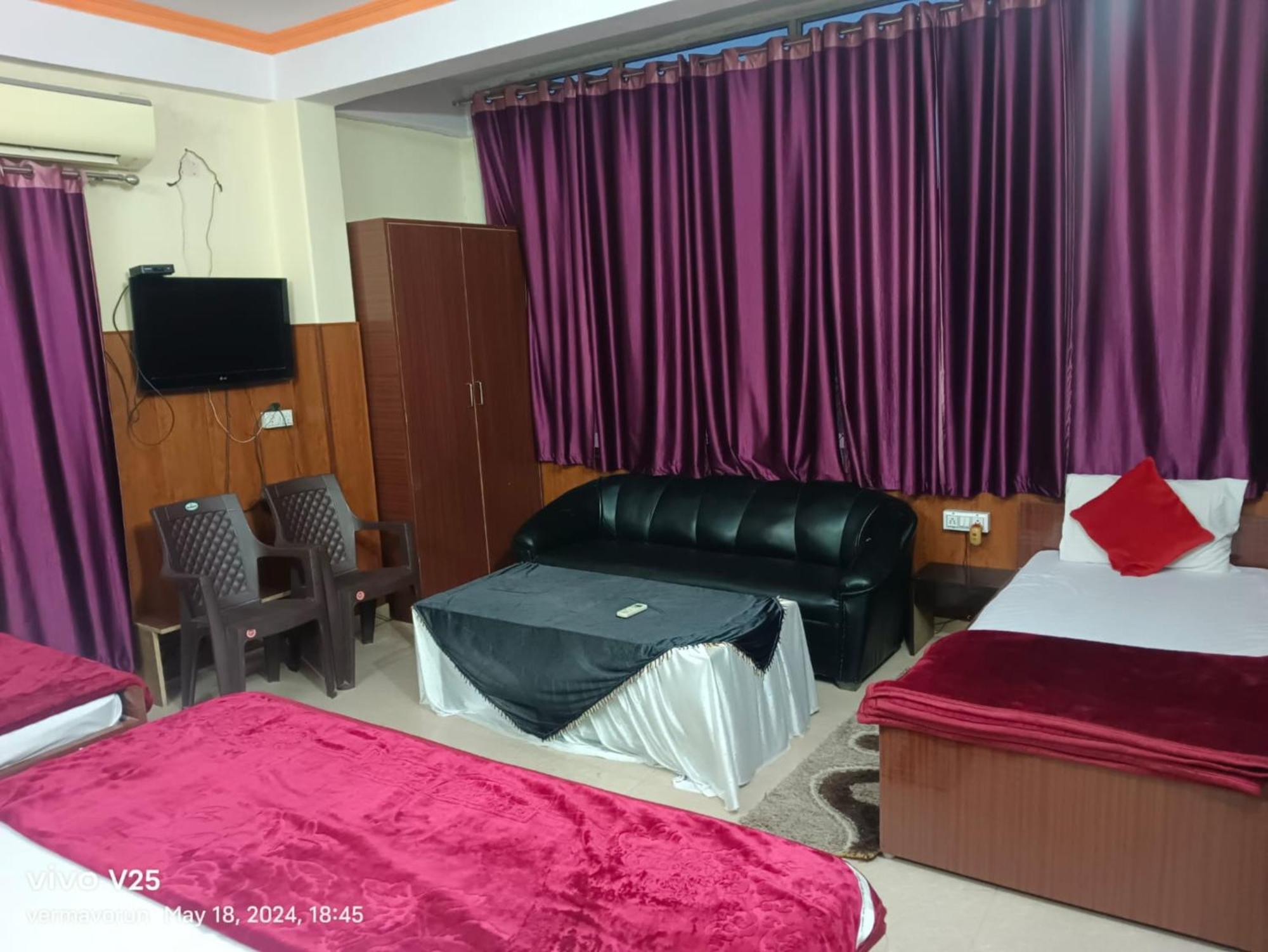 Goroomgo Varanasi Paradise Varanasi - Parking & Restaurant Available - Perfect Location And Comfortable Room エクステリア 写真