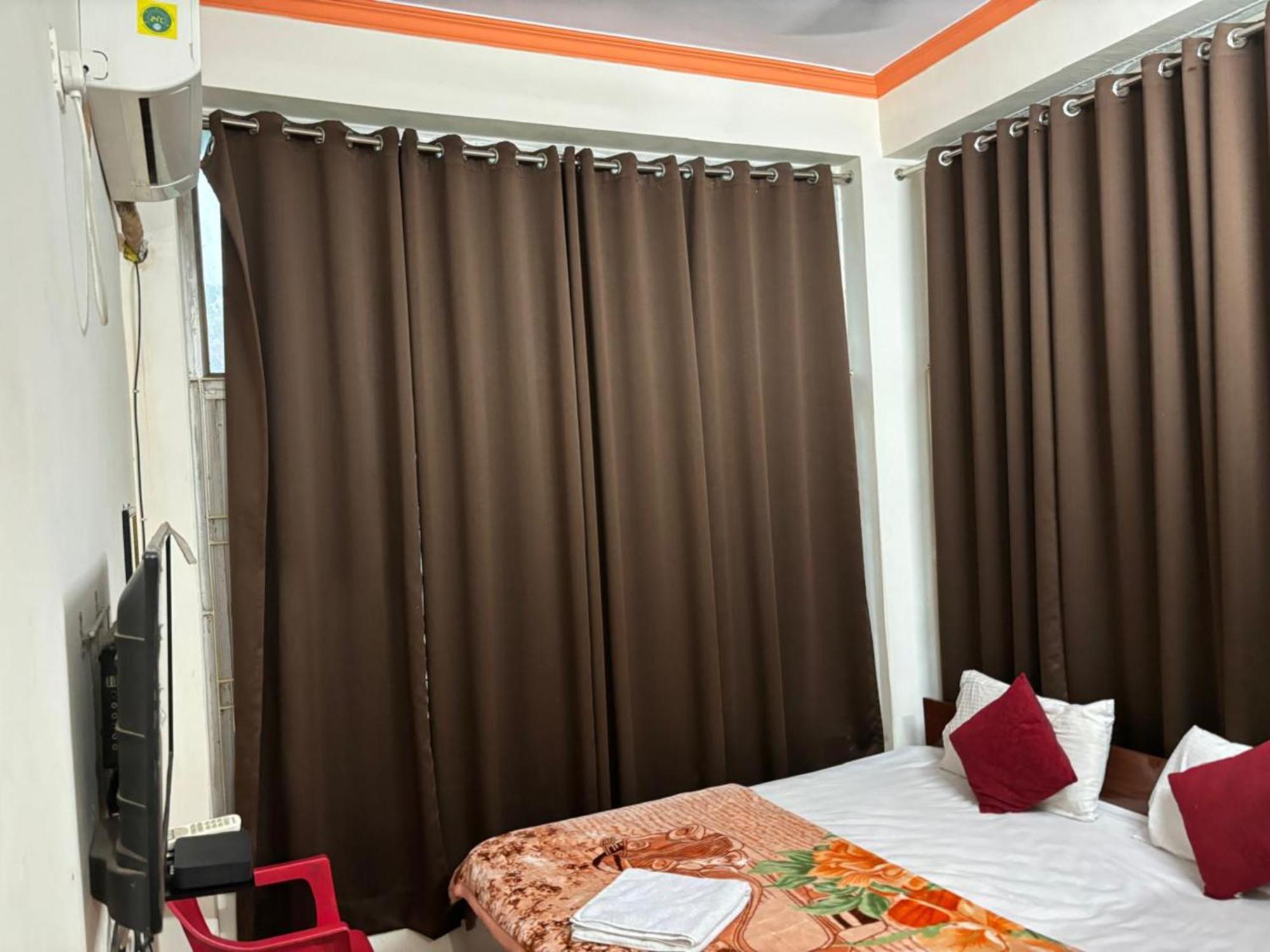 Goroomgo Varanasi Paradise Varanasi - Parking & Restaurant Available - Perfect Location And Comfortable Room エクステリア 写真