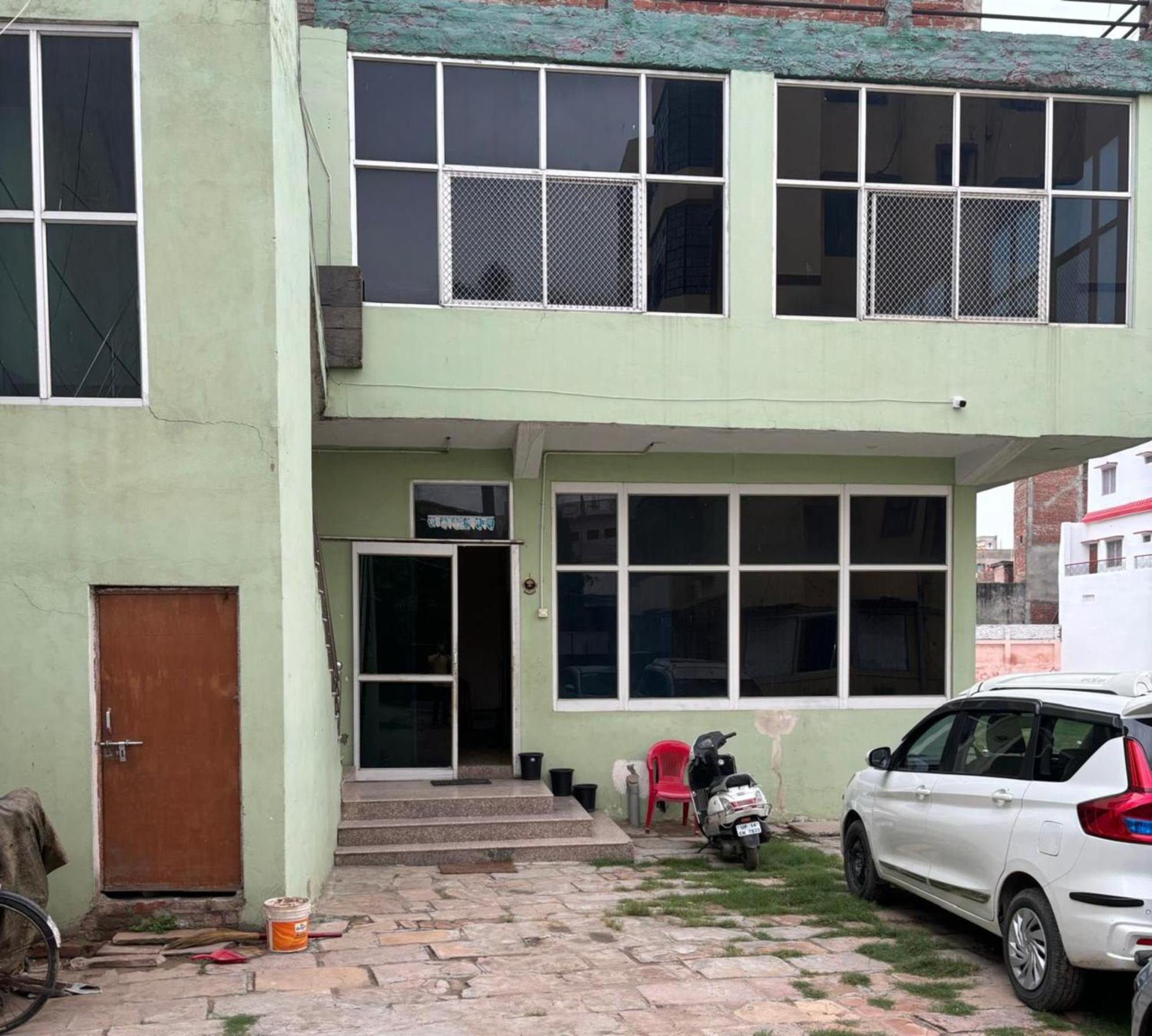 Goroomgo Varanasi Paradise Varanasi - Parking & Restaurant Available - Perfect Location And Comfortable Room エクステリア 写真