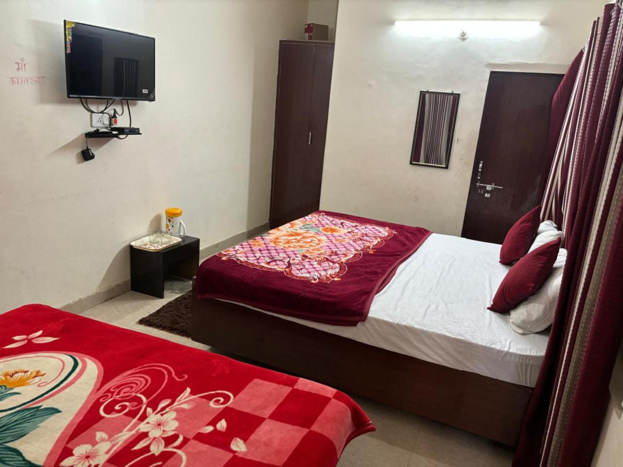 Goroomgo Varanasi Paradise Varanasi - Parking & Restaurant Available - Perfect Location And Comfortable Room エクステリア 写真
